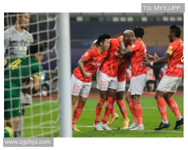 深入分析广州足球队的运营策略与战术布局探讨